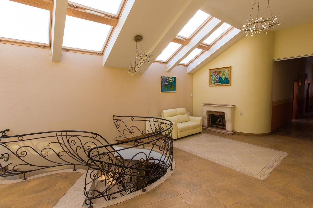 10 Rooms Lviv Bagian luar foto