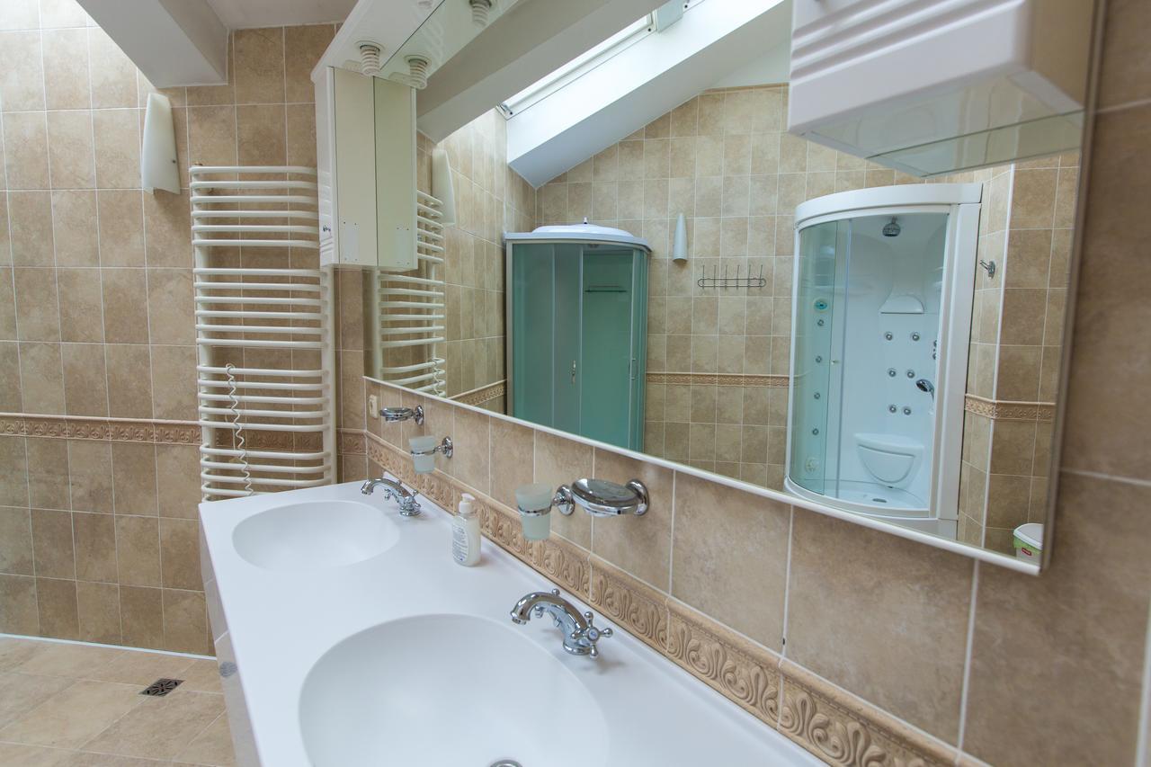 10 Rooms Lviv Bagian luar foto